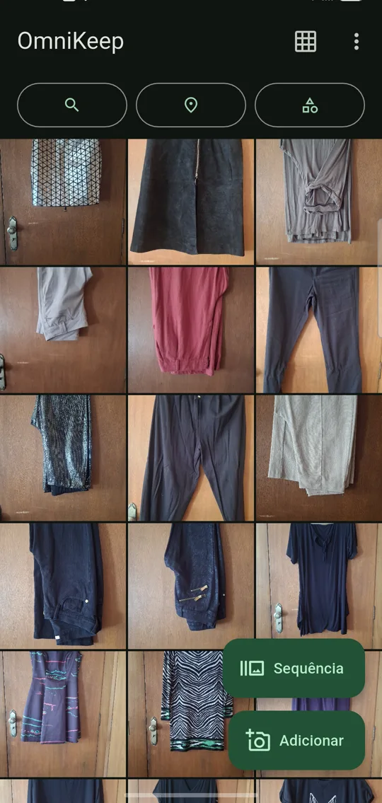 Tela do Trecoteca mostrando dezenas de peças de roupa fotografadas, três por linha